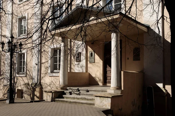 立陶宛维尔纽斯 2018年3月27日 维尔纽斯老城区历史建筑的门面细节 这里住着许多著名的历史人物 — 图库照片