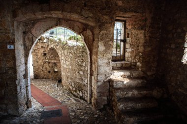 Eze Village Akdeniz boyunca Güney Fransa'da pitoresk Ortaçağ kenti eski binalar