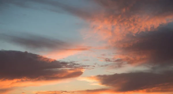 Natuurlijke Kleuren Van Avondlucht Met Cirrocumulus Wolken — Stockfoto
