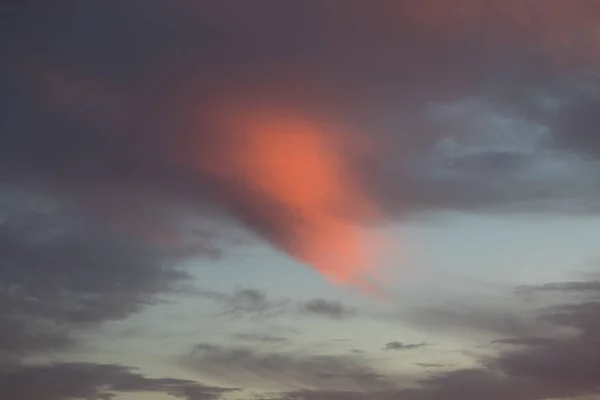 Sonbahar Doğal Renkleri Ile Gece Gökyüzünün Çizgiler Içinde Cirrus Bulutlar — Stok fotoğraf