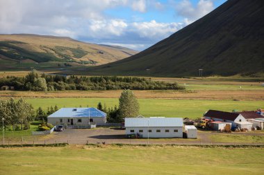 Çiftlik ve tarım alanları ile güzel İzlanda manzara görünümünü. İzlanda, Europe.