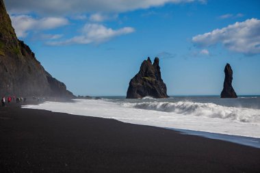 Vik, İzlanda - 5 Eylül 2018: Siyah kum plaj Reynisfjara ve İzlanda'nın Güney kıyılarında Dyrholaey promontory dan mount Reynisfjall.