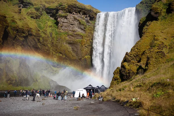 Skogafoss Islandia Września 2018 Turyści Byli Scatterred Wokół Ogromne Słynnego — Zdjęcie stockowe