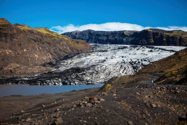 Güney İzlanda'daki Solheimajokull Buzulu. İklim değişikliğinden kaynaklanan sıcaklık ısınma nedeniyle hızla eriyor.