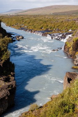Hraunfossar (Borgarfjordur, Batı İzlanda) şelaleler Hvita nehire Langjokull glacier altında bir yanardağ patlama tarafından oluşturulan Hallmundarhraun lav alanı dışında akış