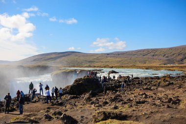 Godafoss, İzlanda - 2 Eylül 2018: Godafoss şelale güneşli yaz gün, İzlanda yer muhteşem manzara. Skjalfandafljot Nehri, Kuzey İzlanda