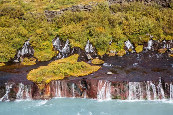 赫伦福萨 冰岛西部的博尔加夫约杜尔 瀑布从霍尔蒙达伦熔岩场流出 这些熔岩场是由一座火山喷发而形成的 火山喷发在朗乔克尔入赫维塔河 — 图库照片