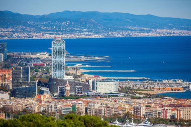 Güneşli bir günde Montjuic Dağı limandan ile panoramik cityscape Barcelona (İspanya). Havadan görünümü.