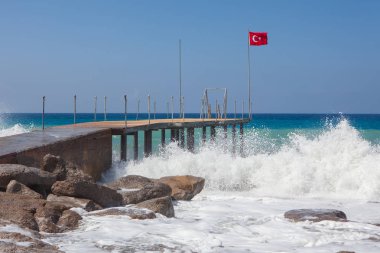 Alanya, Türkiye yakınındaki plajda Türk bayraklı bir iskele