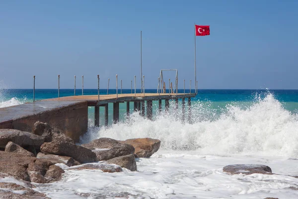 Пир Турецким Флагом Пляже Рядом Аланией Турция — стоковое фото