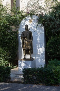 Atina, Yunanistan - 25 Ekim 2018: Heykel, Saint Constantine XI Ethnomartyr Büyükşehir katedral önünde Mitropolis meydanında son Bizans İmparatoru. 