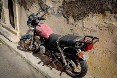 Atina, Yunanistan - 25 Ekim 2018: Suzuki motosiklet Atina, Yunanistan sokakta park edilmiş bir klasik vintage. 