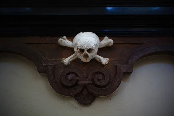 在立陶宛维尔纽斯的一座古老教堂里 头骨和骨头装饰细节 — 图库照片