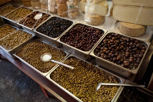 Sortiment av oliver på marknaden — Stockfoto