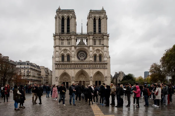 Touristes autour de Notre Dame — Photo