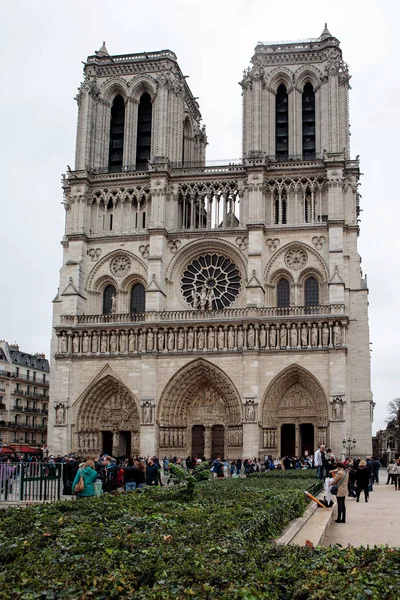 Turistas de los alrededores de Notre Dame — Foto de Stock