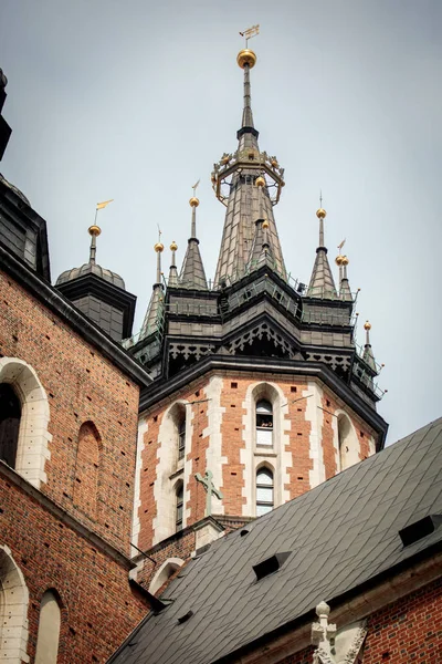 Башни базилики Святой Марии в Кракове — стоковое фото