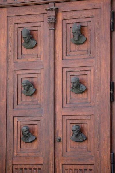 Cabezas de bronce en la puerta del Mariacki — Foto de Stock