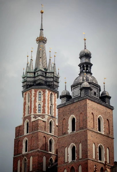 Πύργοι της Βασιλικής της Αγίας Μαρίας στην Κρακοβία — Φωτογραφία Αρχείου