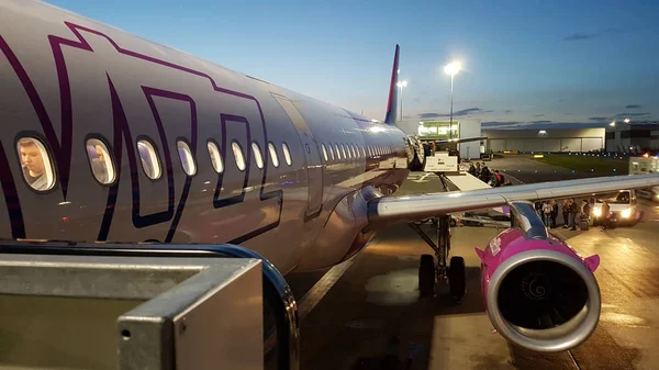 Wizz Air plane on Luton Airport in Luton, Velká Británie — Stock fotografie