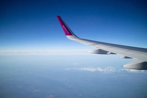 A Wizz Air sík ablakának alapos megtekintése — Stock Fotó