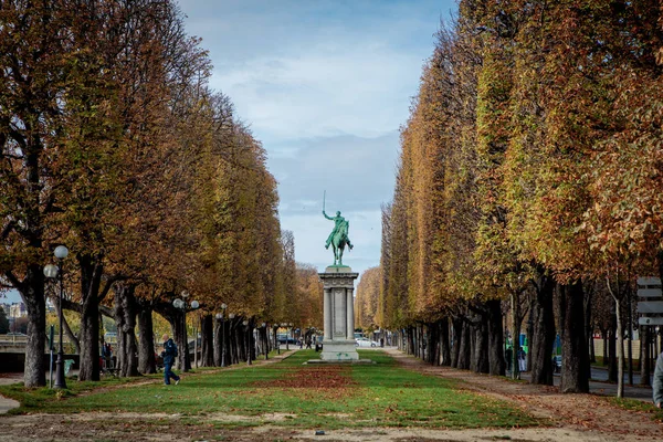 프랑스 파리의 사이먼 볼리바르 승마 동상 — 스톡 사진