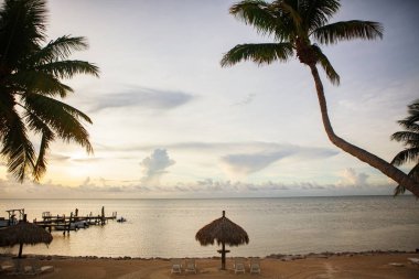 Sunlounge sandalye ve şemsiye Florida anahtar sunset plajında