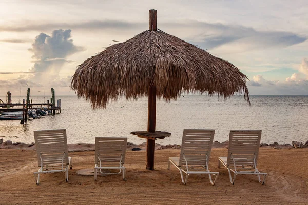 Espreguiçadeiras e guarda-chuva na praia pôr do sol na Flórida Key — Fotografia de Stock