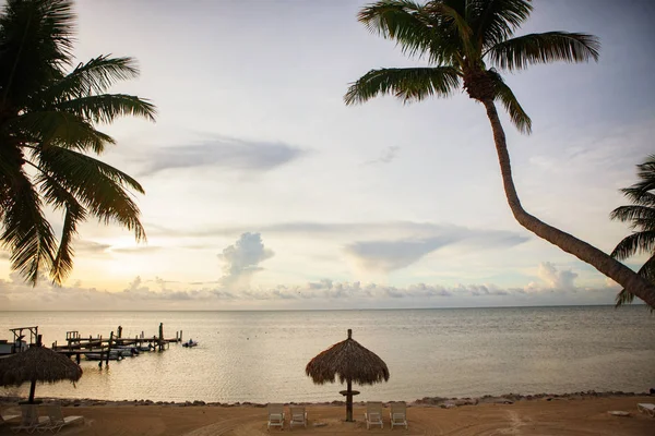 Tumbonas y sombrilla en la playa del atardecer en Florida Key — Foto de Stock