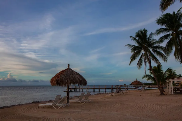 Espreguiçadeiras e guarda-chuva na praia pôr do sol na Flórida Key — Fotografia de Stock