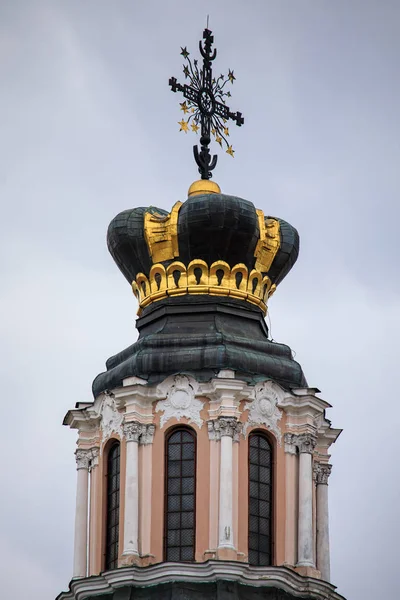 La corona en el techo de la iglesia jesuita de San Casimiro —  Fotos de Stock