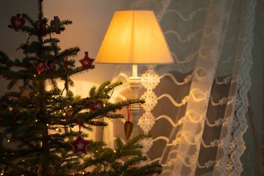 Şenlikli süslemeleri ile Noel ağacı