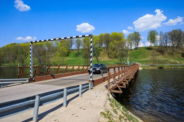 Pont historique en bois sur le lac Asveja en Lituanie — Photo
