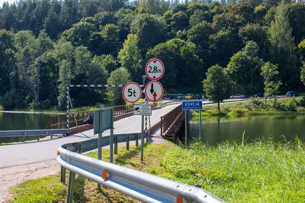 Podul istoric din lemn peste lacul Asveja din Lituania — Fotografie, imagine de stoc