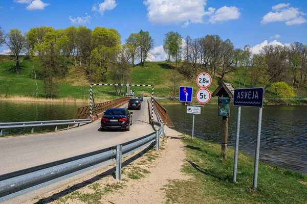 Historische Holzbrücke über den asveja-See in Litauen — Stockfoto