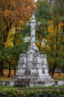 Kaunas, Litvanya - 5 Ekim 2019: Serenity Park 'taki Anavatan Anıtı için Ölü, heykeltıraş S. Stanisauskas, 1930. Anavatan için öldüm. Kimse dostları için ölenden daha büyük bir sevgiye sahip olamaz..