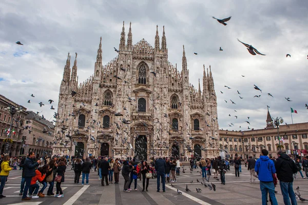 Milán Italia Noviembre 2012 Los Turistas Visitan Catedral Más Grande — Foto de Stock