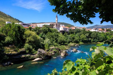 Neretva Nehri 'nin Mostar köprüsü ve Bosna-Hersek' in eski Mostar kentinden manzara