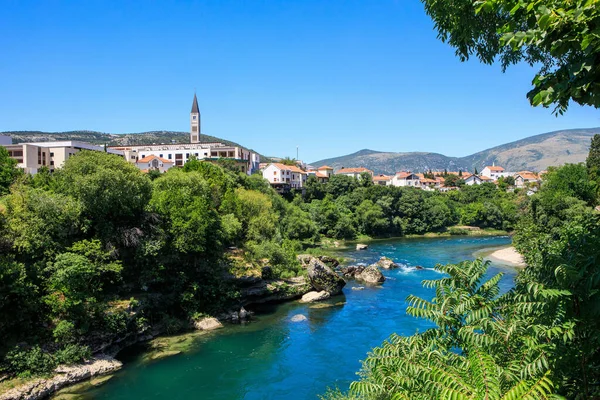 ネレトヴァ川と旧市街モスタル ボスニア ヘルツェゴビナのモスタル橋からの景観 — ストック写真