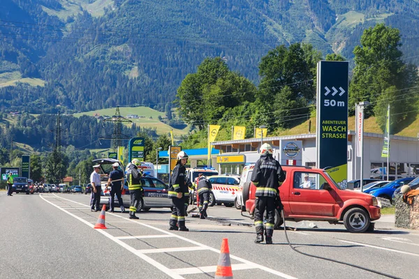 오스트리아 2019 도로에서의 자동차 사고에서 구조를 서비스 — 스톡 사진