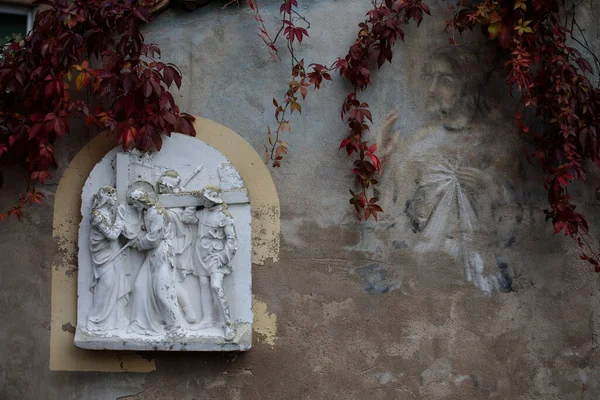 Vilnius Lithuania October 2017 One Bas Reliefs Biblical Scenes Courtyard — Stock Photo, Image