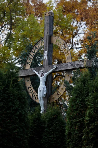 Wilno Litwa Października 2017 Krzyż Religijny Figurą Jezusa Chrystusa Dziedzińcu — Zdjęcie stockowe