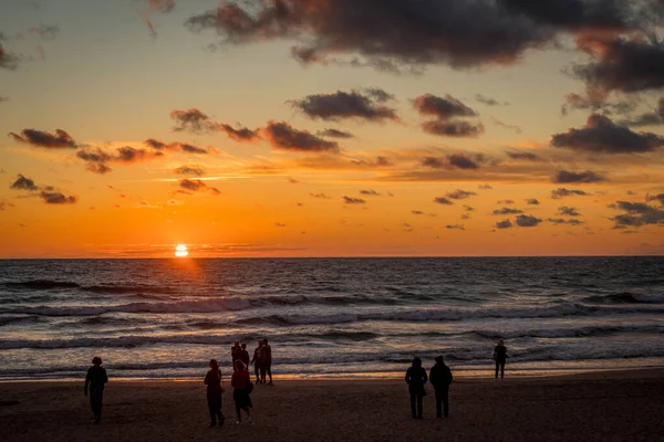 Palanga Litva Července 2020 Západ Slunce Baltském Moři Siluetami Lidí — Stock fotografie