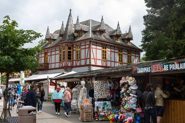 Palanga Lituânia Julho 2020 Turistas Caminham Pelo Passeio Principal Basanaviciaus — Fotografia de Stock