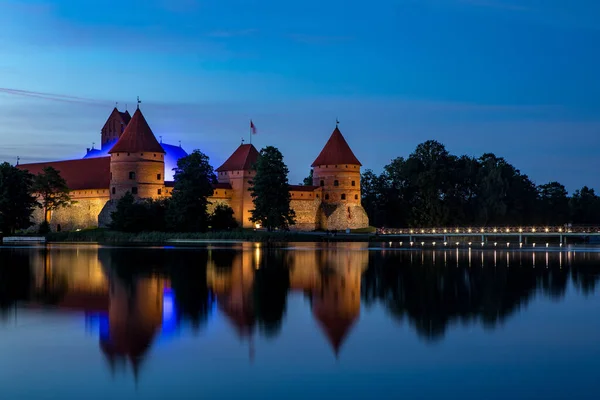 Trakai Lituania Julio 2020 Castillo Trakai Después Del Atardecer Lago — Foto de Stock