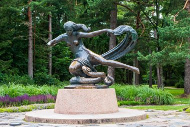 Palanga, Litvanya - 11 Temmuz 2020: Palanga Botanik Bahçesi 'nde heykel 