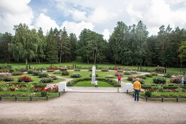 リトアニアのパランガ 2020年7月11日 パランガ植物園に囲まれたTiskeviciai宮殿の裏庭 現在はパランガ アンバー博物館がある — ストック写真