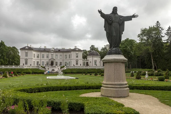 Palanga Lituania Julio 2020 Escultura Bendición Cristo Frente Palacio Tiskeviciai —  Fotos de Stock