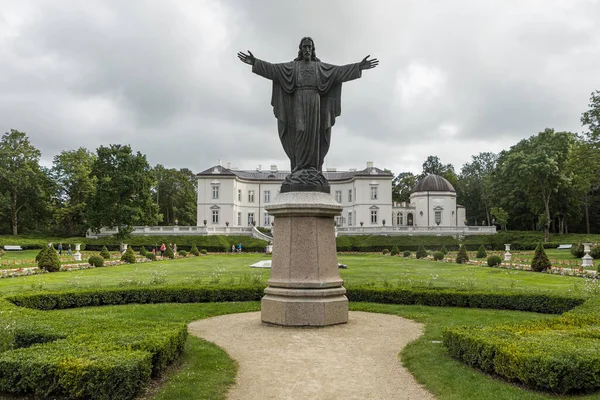 Palanga Lituania Julio 2020 Escultura Bendición Cristo Frente Palacio Tiskeviciai —  Fotos de Stock