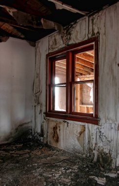 terk edilmiş bir evde grungy bozuldu iç